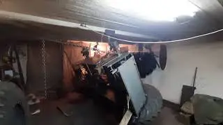 переворачиваю, варю лодку  эл.дуговой сваркой