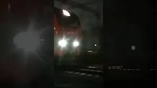 Поезд ЭП2К едет из Санкт-Петербурга до Москвы 