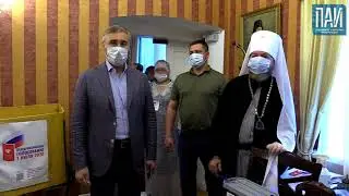 Министр образования России голосует в монастыре