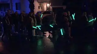 Glühwürmchen ??? Nein , Karnevalsumzug bei Nacht.