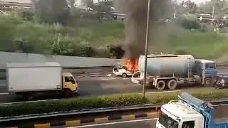 Viral.. Sebuah mobil terbakar di jalan supriyadi.