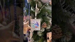Новогоднее подвесное украшение Снеговик на Марке из стекла / 2x6,8x9,3см арт.87226