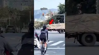 Cette fille cycliste montre son habileté cycliste au feu rouge 😳