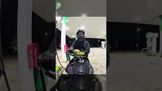 Ein Mädchen bettelt den Biker um seine Nummer an 🥵