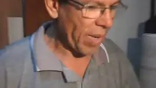 aplicando seladora nas portas do guarda roupa