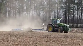 JOHN DEERE 8295R  и JOHN DEERE 6135B подготовке почвы для посева.