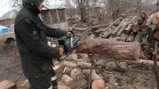 Аккумуляторная пила greenworks GC82CS в работе.