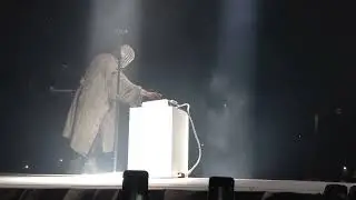 KANYE FARTS LIVE (really funny haha)