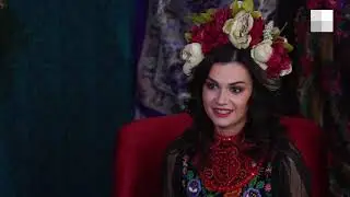 Любовь Михалева из Первоуральска надела кокошник на Сати Казанову и Наталью Орейро