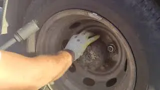 Электрогайковерт - откручиваем болты на заднем колесе газели.