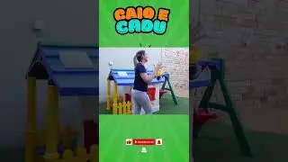 CAIO e Cadu finge brincar Brincar de vizinhos com casas de brinquedos com a mamãe