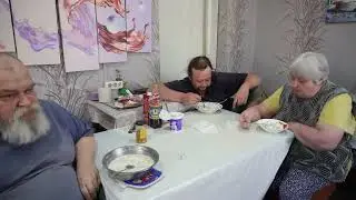 Едим пельмени всей семьёй ПОДВАЛ ИЛЬИЧА