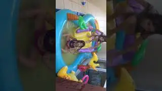 Muita brincadeira na piscina com a prima Isadora