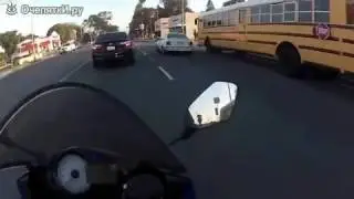 Крайне везучий мотоциклист