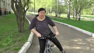 Мама Оля учит Олега кататься на велосипеде