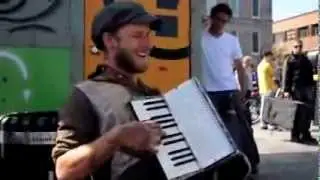 Уличный музыкант исполняет Bille Jean (Майкл Джексон).