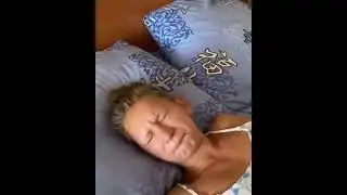 Прикол.Капнул лимон спящей девушке