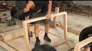 merakit mobil dari kayu. luar bisa pengrajin ini