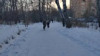 Близнецы учатся ездить на великах зимой!