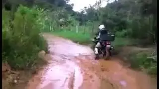 Assessing the ground /  Как же преодолеть эту лужу