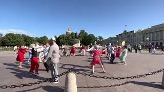 Танцы на Сенатской площади во время перекрытия города Санкт Петербурга