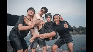 Sambil nyelam minum air