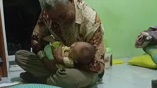 Baby Chubby digendong mbah Kung