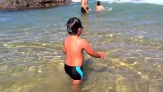 Xavier nadando en el Sardinero, verano 2011