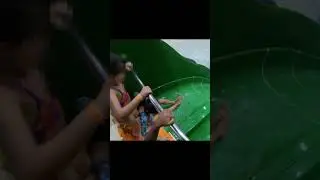 MENINA QUE CHUTA OS OUTROS NO TOBOGAN 