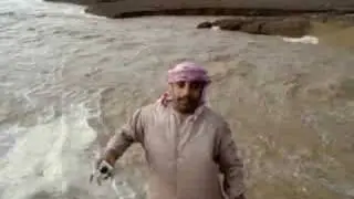 انقاذ مواطن من الوادي امطار الامارات 19-8-2008