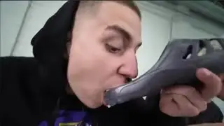 Влад А4 и Глент уплетают еду тапочкой ;)