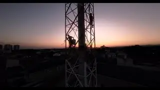 Manutenção em Torre ao por do Sol