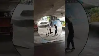 impresionante truco en bicicleta BMX