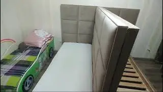 Кровать с высоким изголовьем