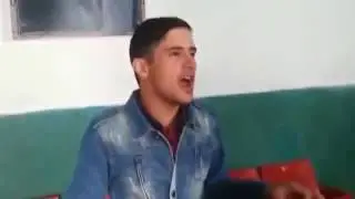 Очень красыва и прикольно пает таджик!!