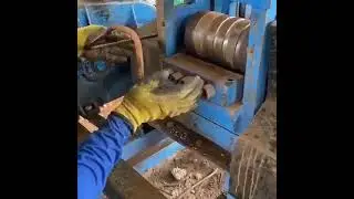 Станок выправляет гнутую арматуру