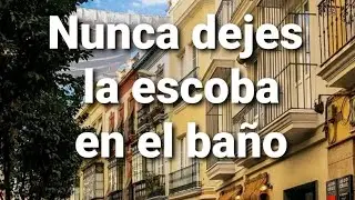 Nunca dejes la escoba en el baño 🛁