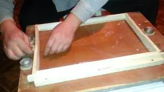 Приспособление для натягивания проволоки на ульевые рамки.