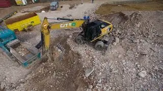 Cat M 322 D beschickt Powerscreen Trakpactor 320 Prallbrecher