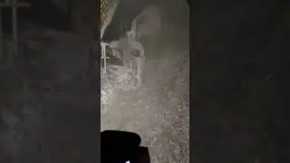 упал камень на экскаватор