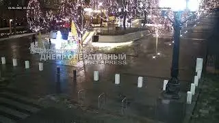 В Днепре на площади Шевченко подростки подняли упавшие декорации