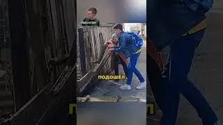 Хороший мальчик помог женщине 🥹❤️ 