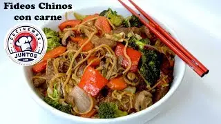 Fideos chinos con carne y vegetales -Deliciosa comida asiática