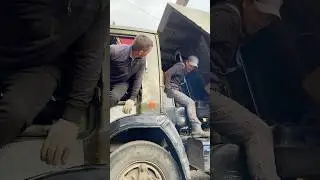 Вы не поверите зачем эти два парня залезли на самосвал #shorts