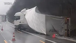 28.01.2021 - VN24 - Semi-trailer with 21 tons of plywood panels overturned on A2 motorway
