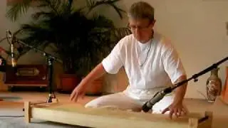 Omkari spielt Monochord