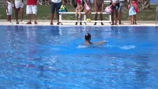 Clara Camacho, una sirena en las piscinas municipales de Torrevieja