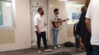Galata Köprüsünün Alt Geçidinde Türkü Söyleyen Gençler