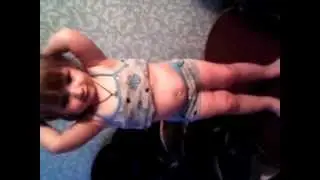 Эмилия танцует танец живота
