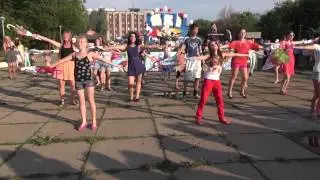Танцевальный флешмоб с зонтиками